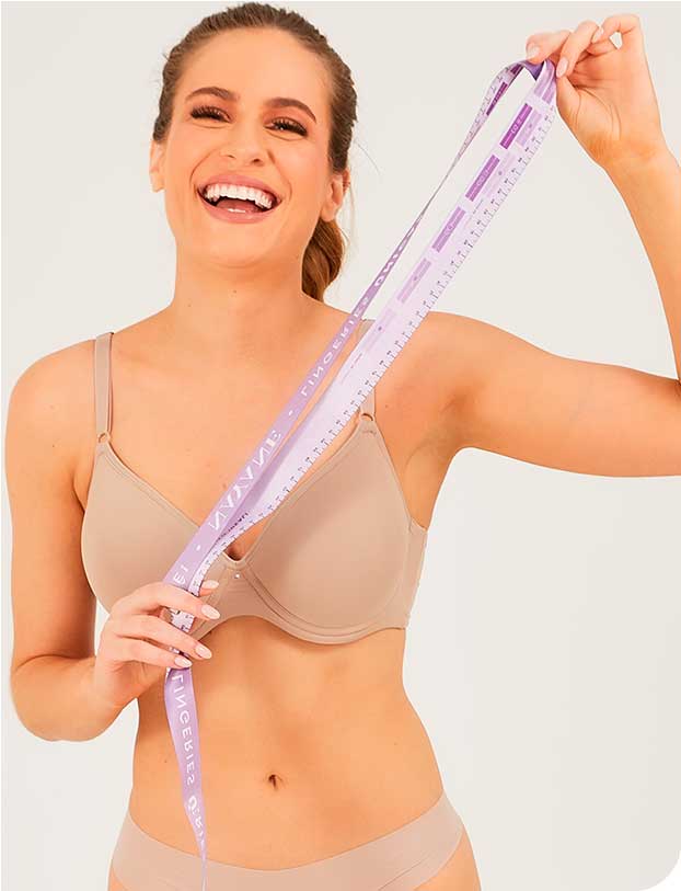Mulher branca magra segurando uma fita métrica.