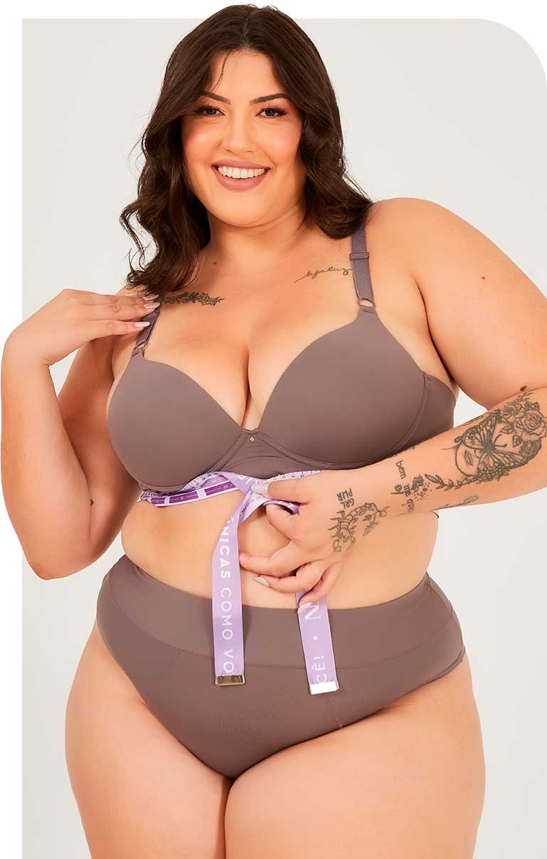 Mulher branca plus size segurando uma fita métrica em volta do corpo.